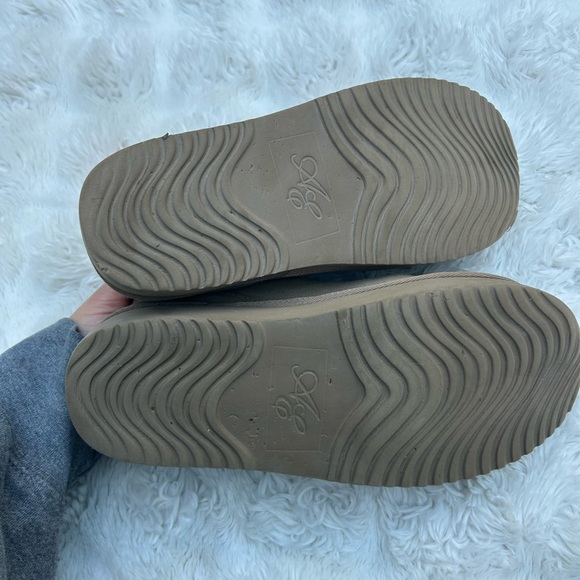 American eagle low ugg boots - Picture 3 of 5